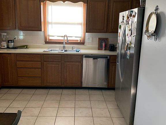 kitchen w. stainless steel appliances