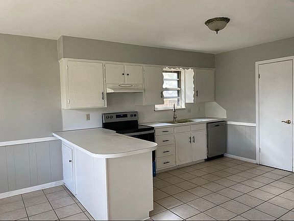 3rd image of 724 Oxford Cir