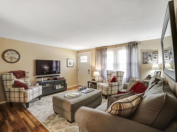 3rd image of 2851 Blankner Dr