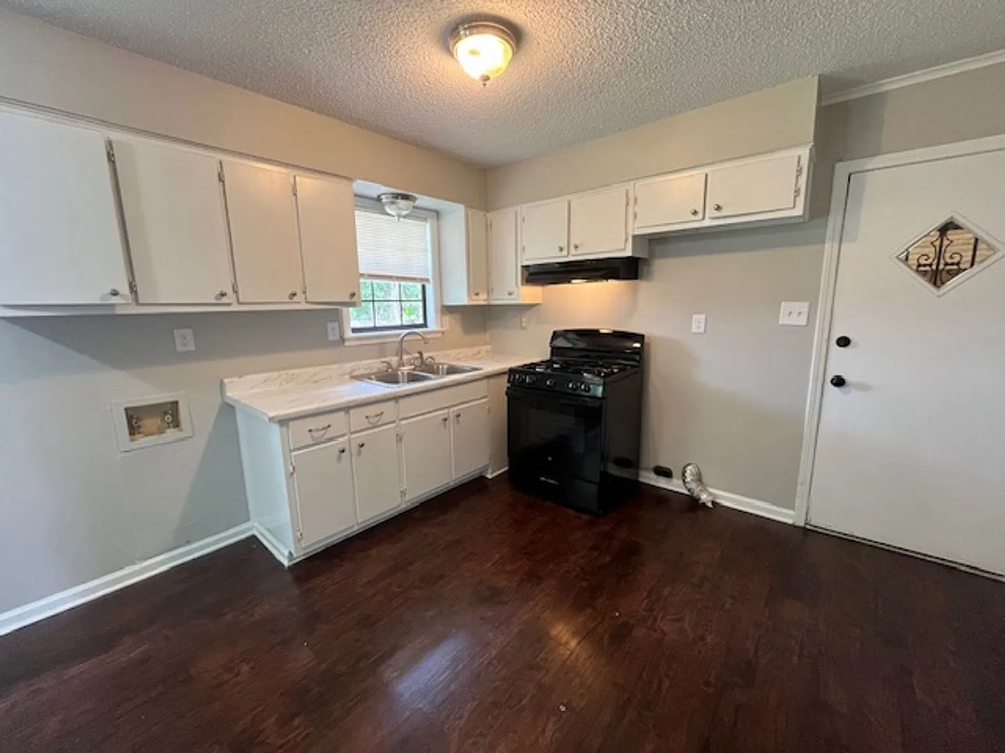 Renovated 3 Bedroom 1 Bath Home for Rent!! — Photo 2