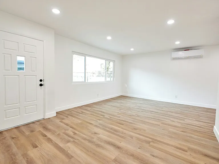 232 W 3rd St — Photo 7