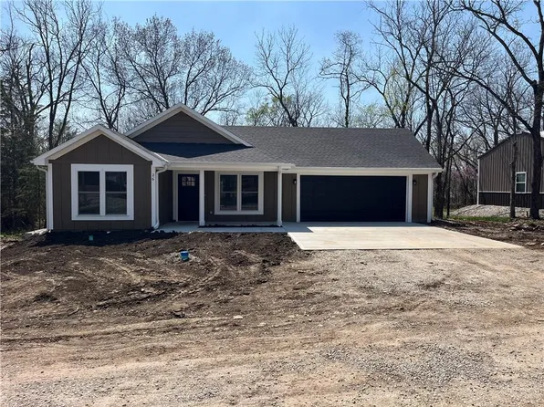 26 Live Oaks Dr, Linn Valley, KS 66040