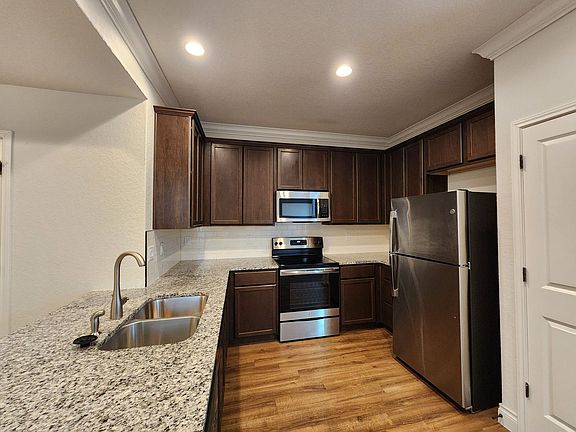 5th image of 321 Untermaier St