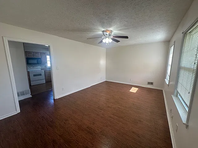 3 bed, 1384 sqft, $1,500 — Photo 4