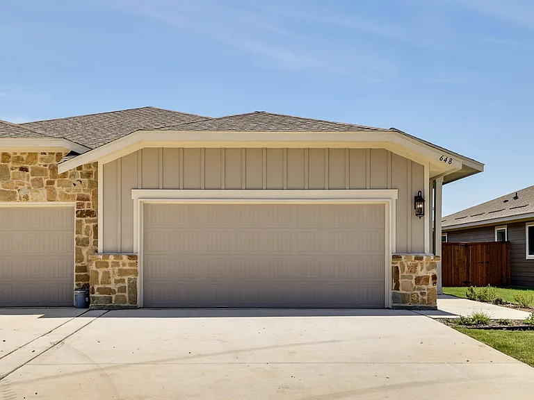 648 Blackland Dr — Photo 3