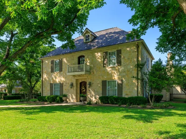 707 W Creek St, Fredericksburg, TX 78624
