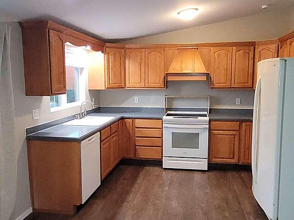 5th image of 487 Stewart Cir