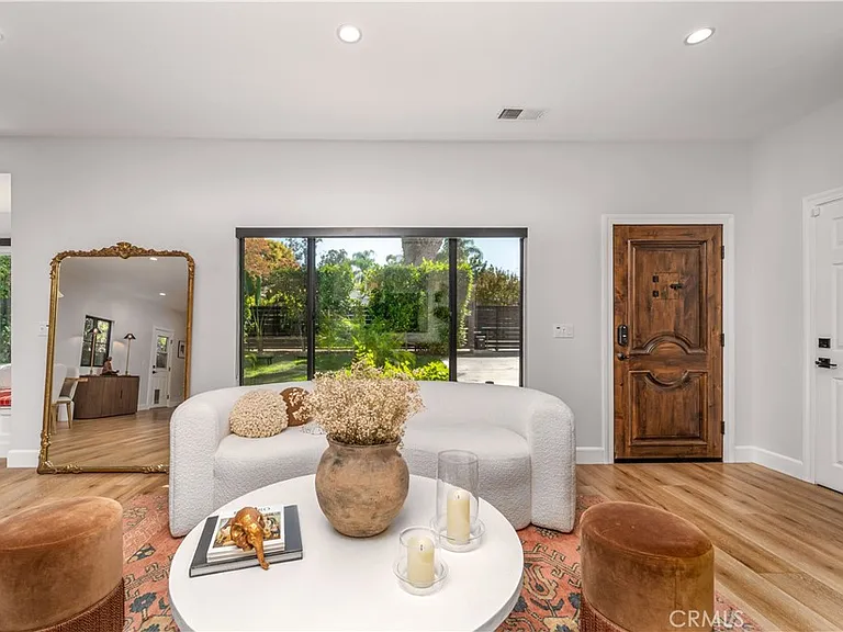 21327 Providencia St — Photo 29