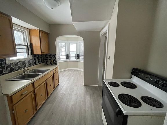 4th image of 16124 Blackstone St