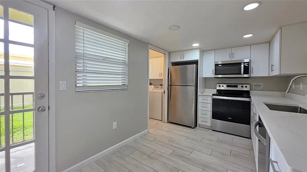 2 bed, 2.0 bath, 981 sqft, $1,800 — Photo 3