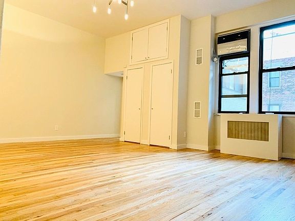 3rd image of 162 W 75th St APT 3R