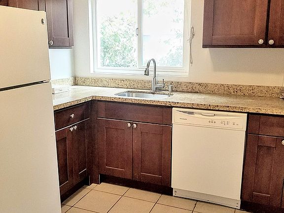 4th image of 2060 Yale St