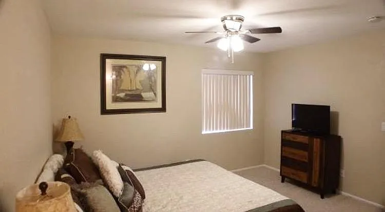 Master bedroom (King size bed)