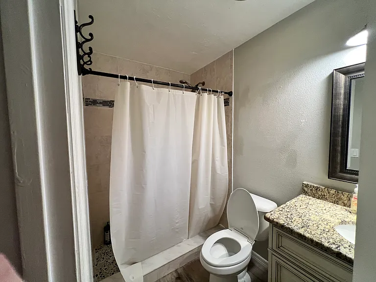 2430 Lorna Dr — Photo 2