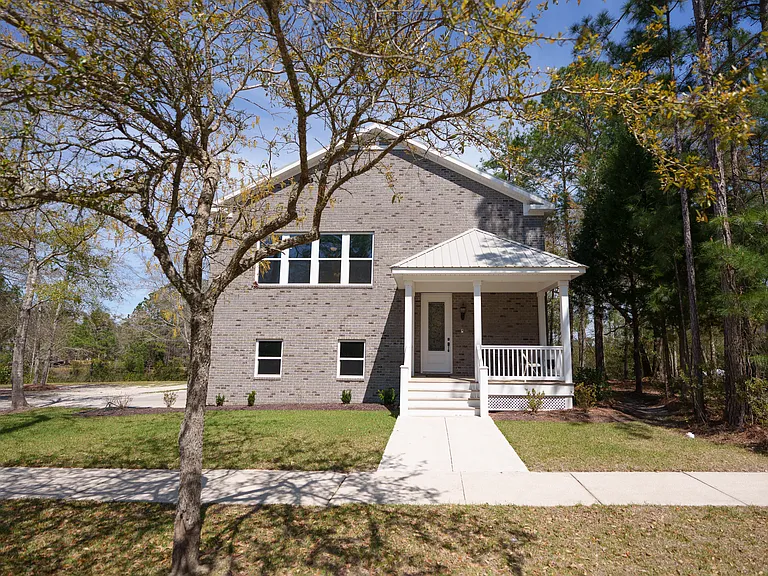 60 Madison Dr — Photo 1
