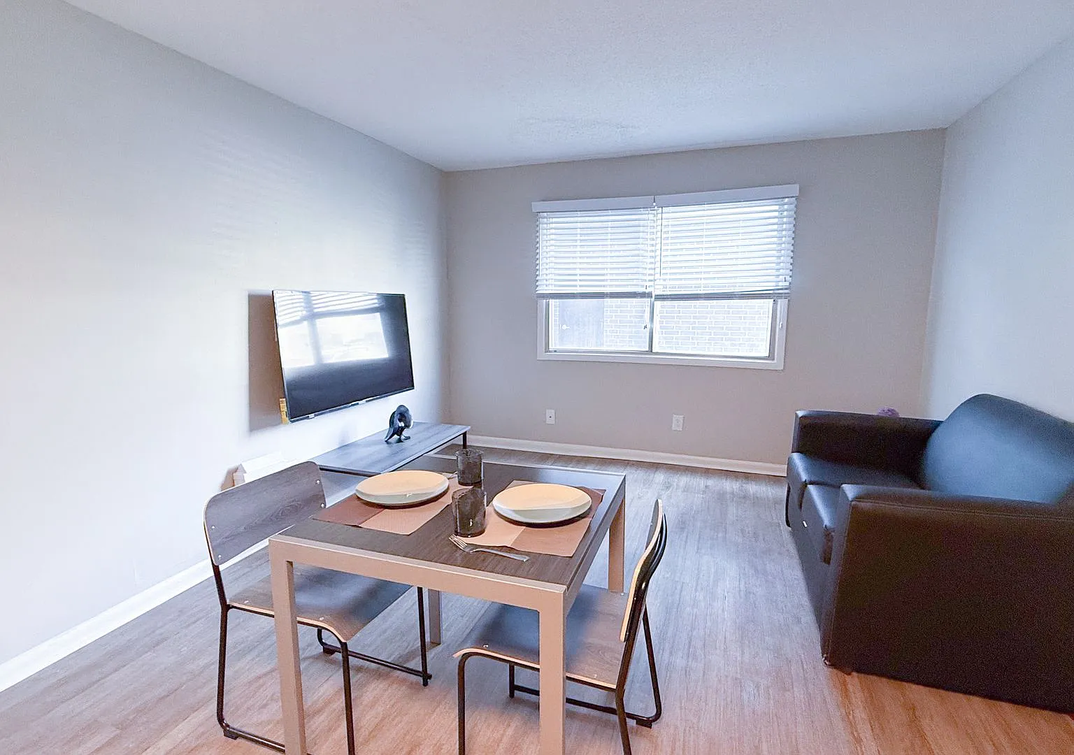 107 E Healey — Photo 3
