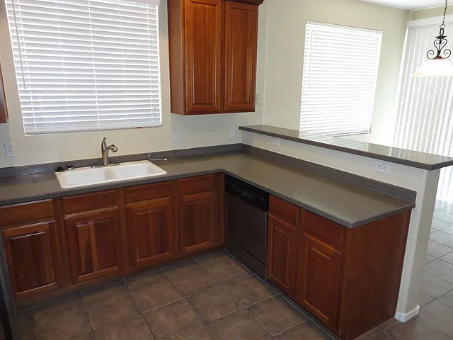3 bed, 2.5 bath, 1558 sqft, $2,185 — Photo 3