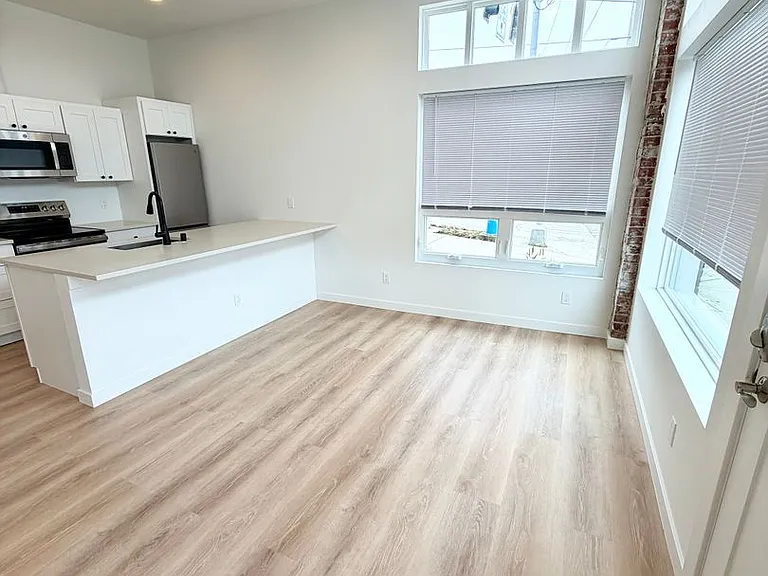 1223 W Nickerson St — Photo 8