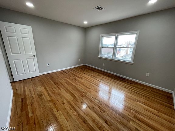 3rd image of 124 Franklin St Floor 3