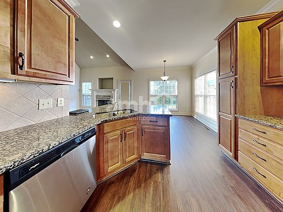 4th image of 2441 Adelaide Dr