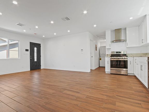 3rd image of 15430 Romar St