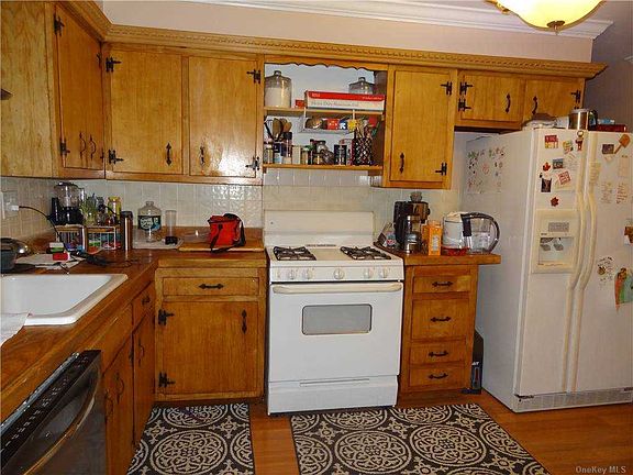 4th image of 50 Copiague Pl #A