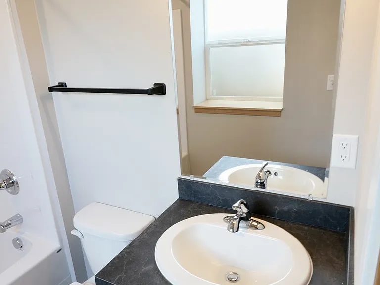 110 SE Handley St — Photo 8