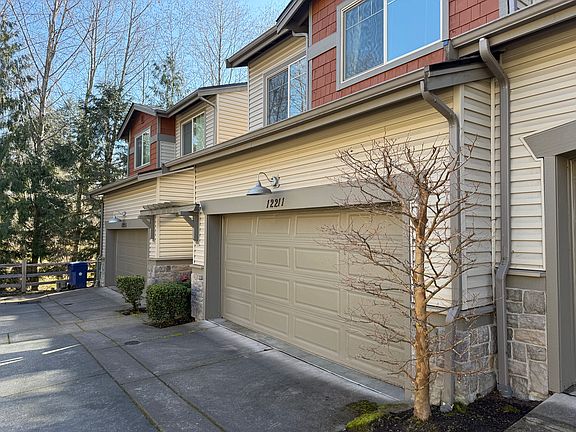 2nd image of 12211 NE 103rd Ln #C-2