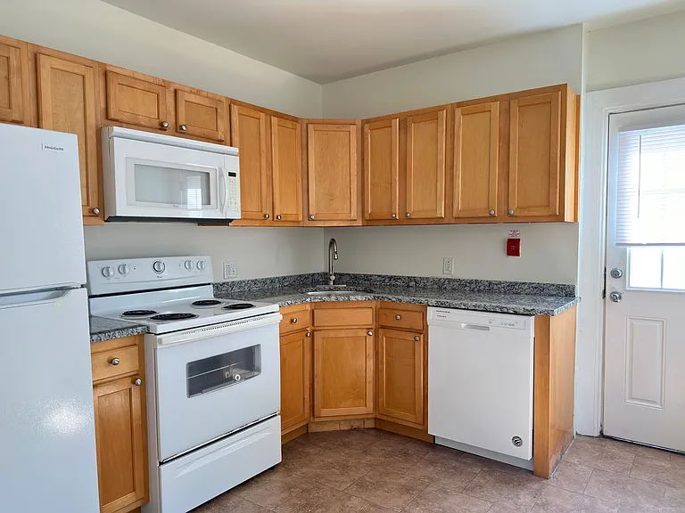 2528 Poplar St #1 — Photo 5
