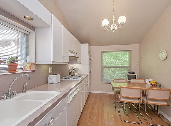 4th image of 3220 Hill Ln