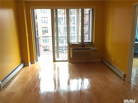 4th image of 3834 Parsons Blvd #6