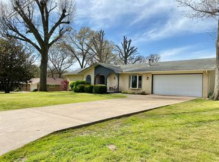1011 Chinquapin St, Cassville, MO 65625