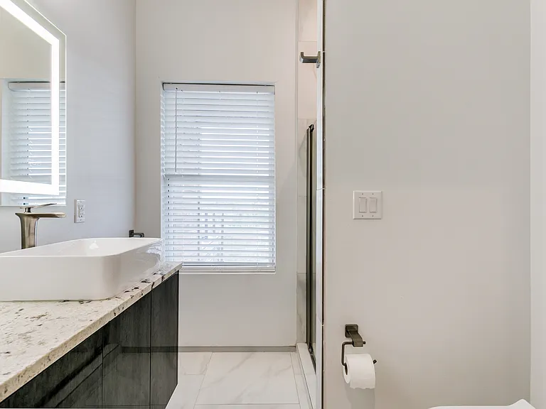 3rd Floor - Secondary Bathroom