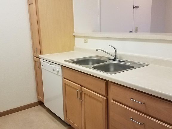 4th image of 135 Winnepeg Ave