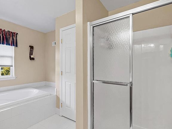 5th image of 387 Wheatfield Cir