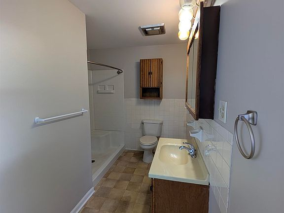 5th image of 126 Lakeview Dr