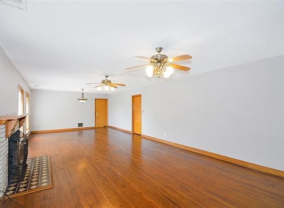 3rd image of 401 Hickory St