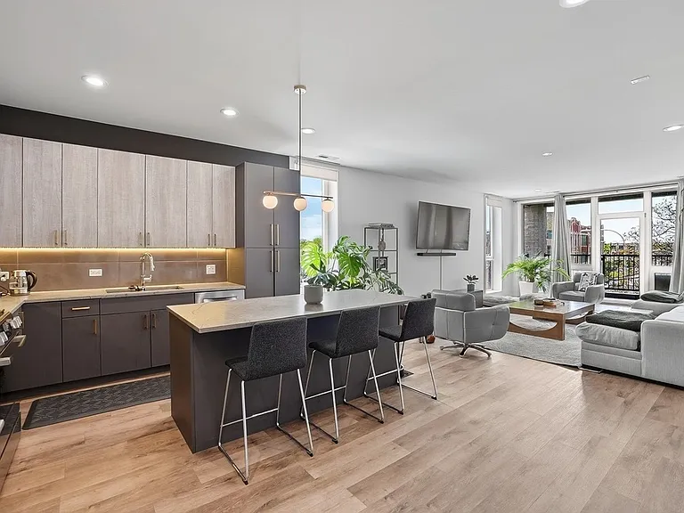 815 N Richmond St #301 — Photo 13