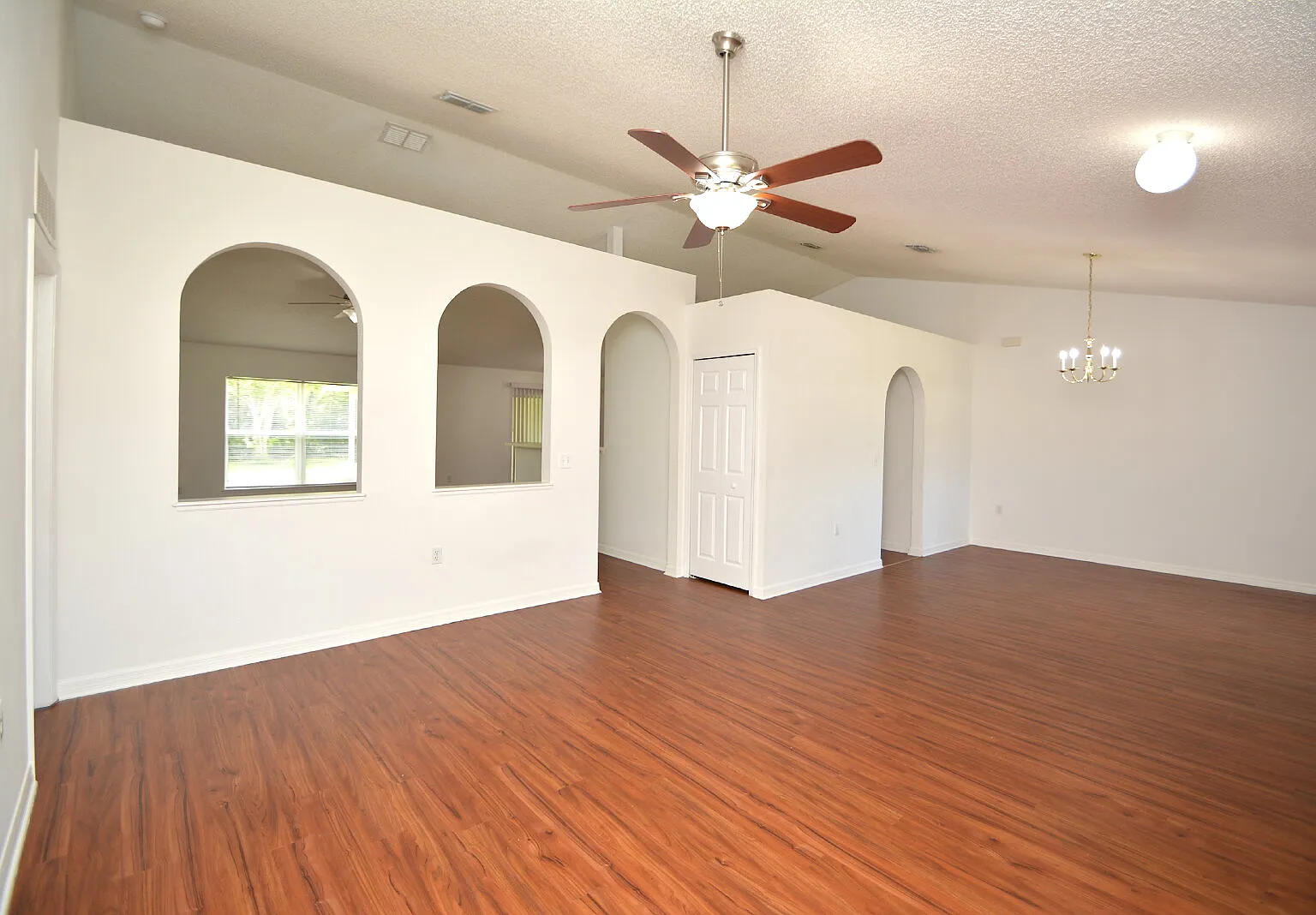 4 bed, 2.0 bath, 2262 sqft, $2,300 — Photo 4