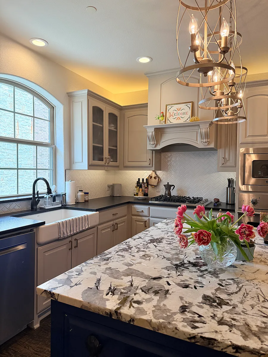 Updated kitchen with Viking gas cooktop, warming drawer, microwave and refrigerator. 
Farm sink and Bosch dishwasher. Walk in pantry. - 5029 Calloway Dr #5029