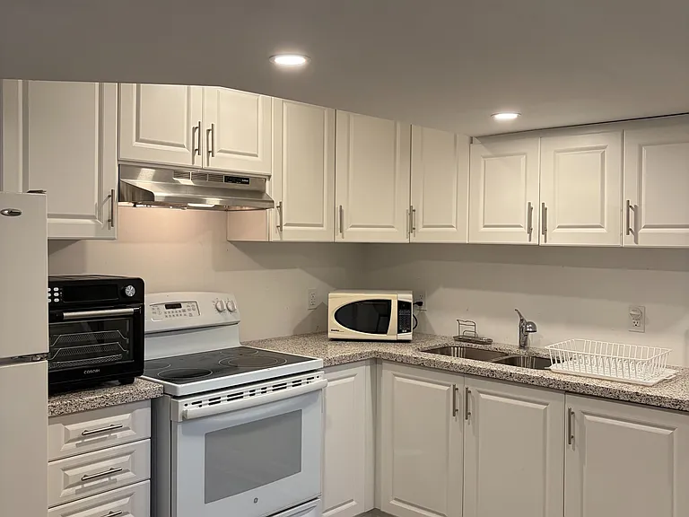 909 James St — Photo 12