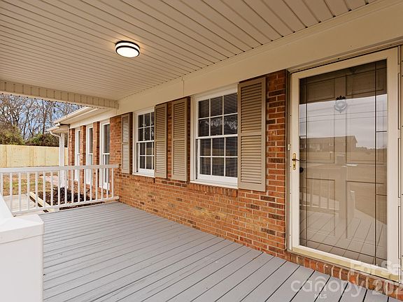 5th image of 784 Crestmont Dr SE