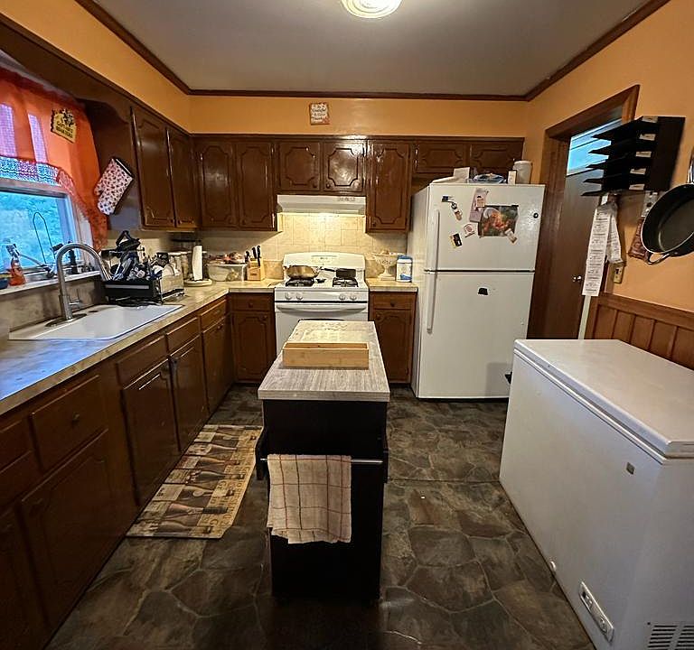1st image of 40 Hillside Ave #2