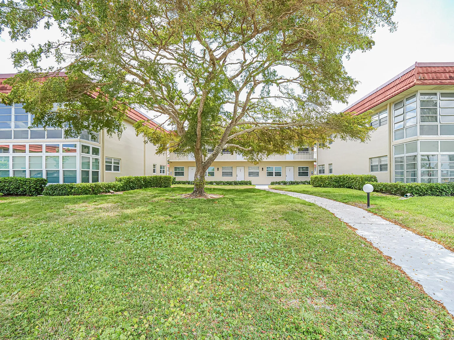 1 bed, 1.5 bath, 934 sqft, $1,285 — Photo 1