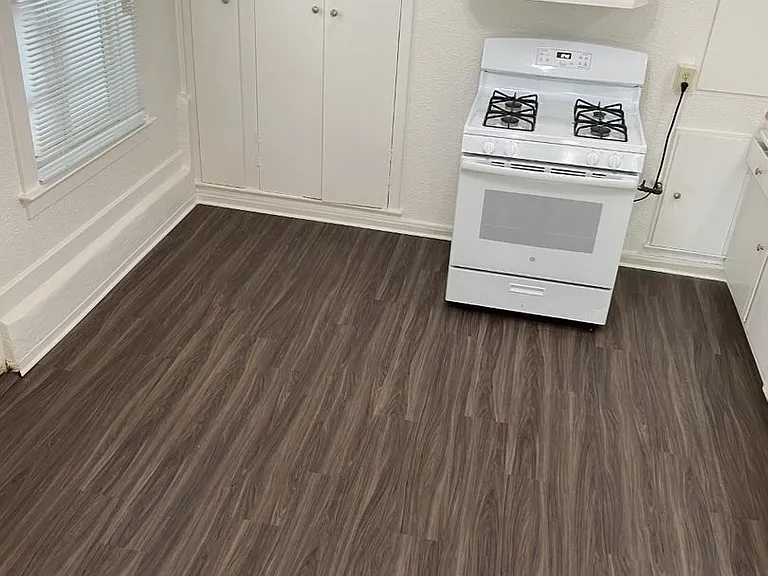 1 BR, 1 Bath, 690 sq. ft. Victorian Unit - Close to Ferry Terminal — Photo 6