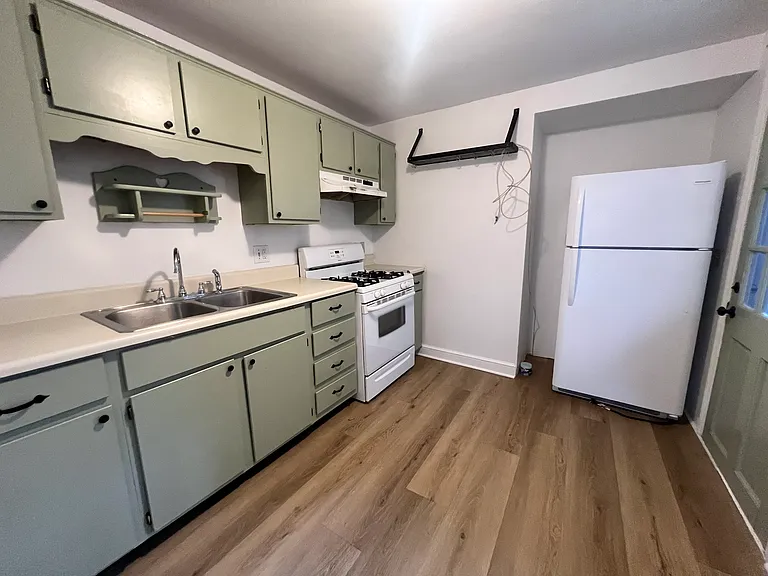 139 E Pomfret St — Photo 3