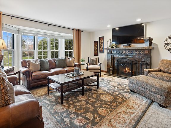 3rd image of 348 Brentwood Pl