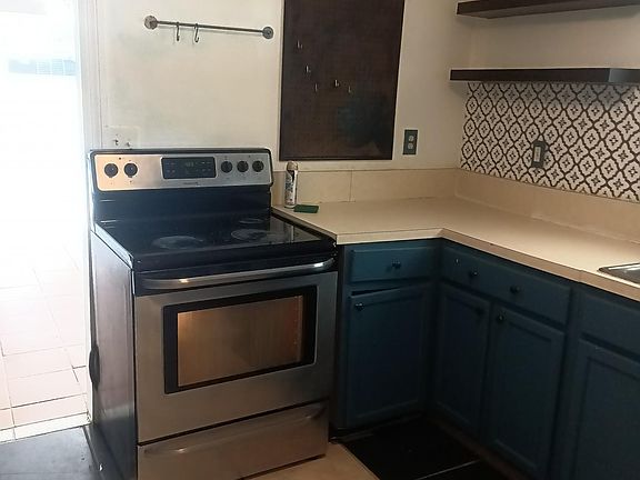 3rd image of 400 Vine Ave