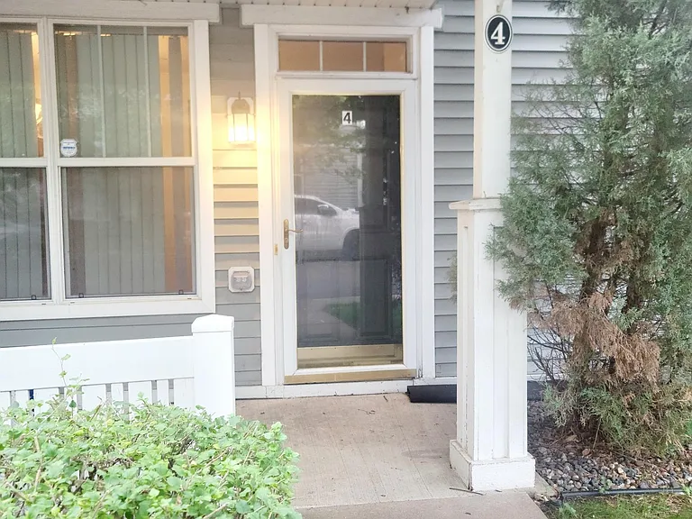 3049 Chamberlain St N #4 — Photo 1