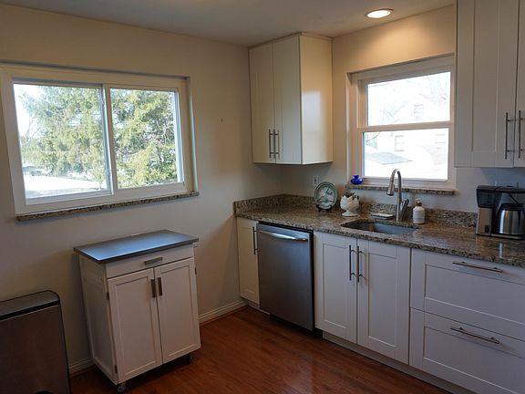 Kitchen recently renovated with all new cabinets, granite co